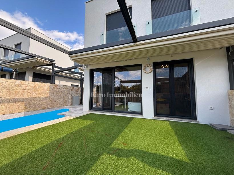 Mandre - una nuova casa con piscina vicino al mare