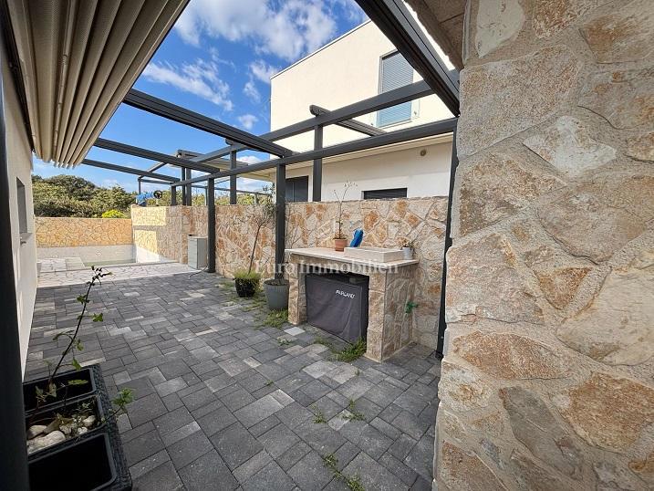 Mandre - una nuova casa con piscina vicino al mare