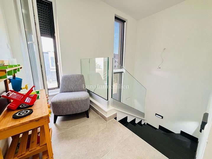 Mandre - una nuova casa con piscina vicino al mare