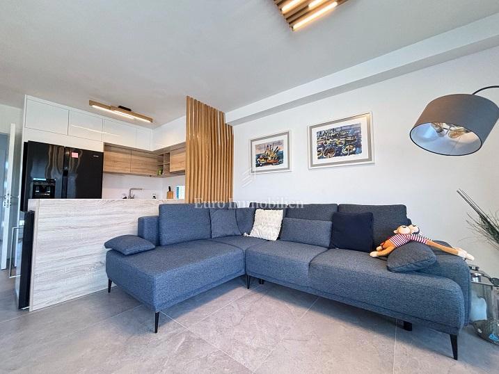 Mandre - una nuova casa con piscina vicino al mare