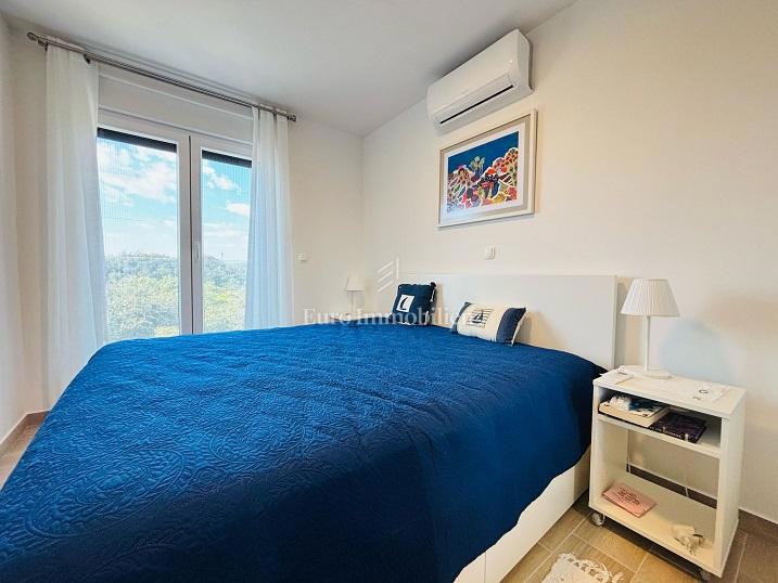 Mandre - una nuova casa con piscina vicino al mare