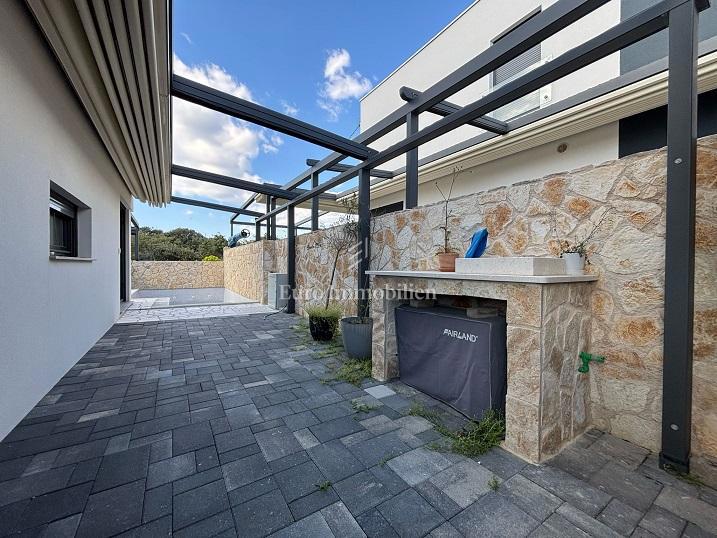 Mandre - una nuova casa con piscina vicino al mare