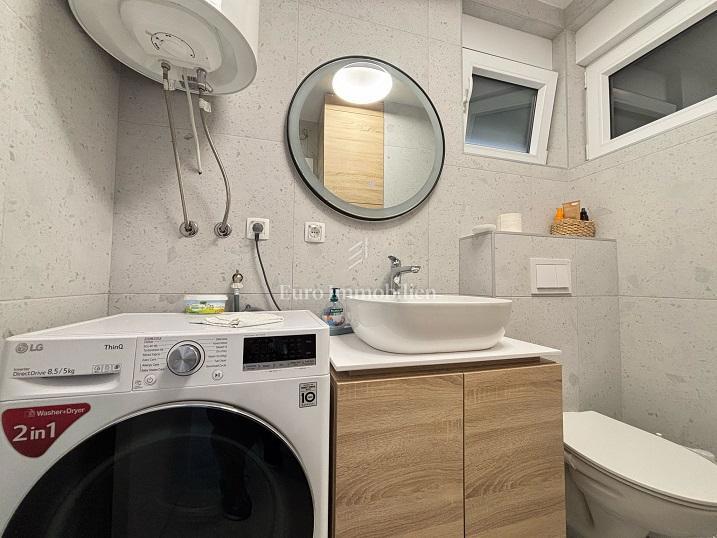 Mandre - una nuova casa con piscina vicino al mare