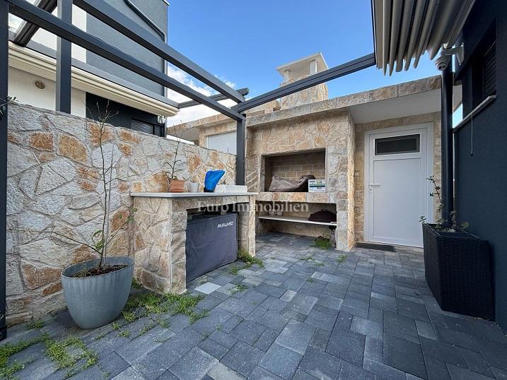 Mandre - una nuova casa con piscina vicino al mare