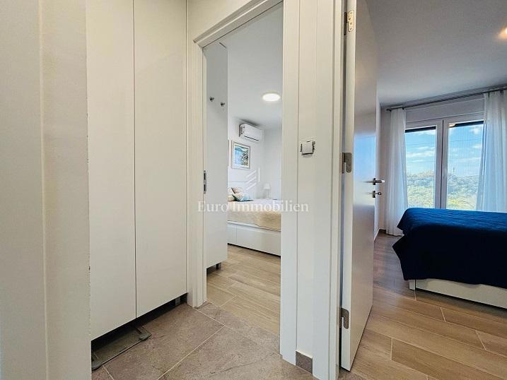 Mandre - una nuova casa con piscina vicino al mare