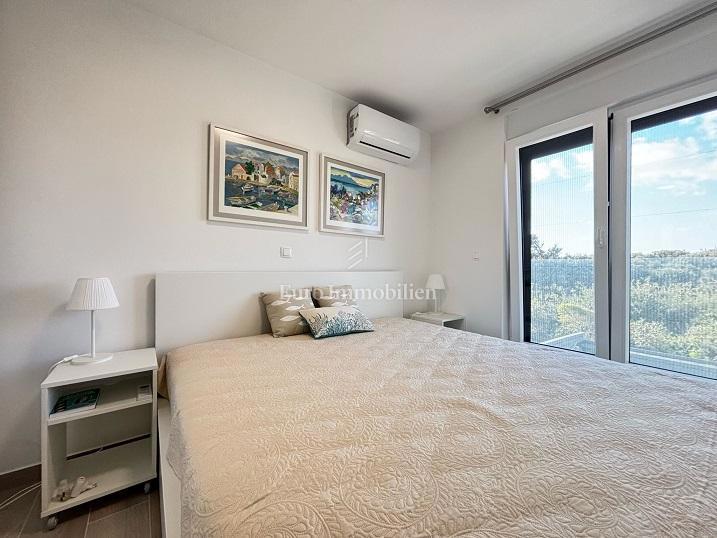 Mandre - una nuova casa con piscina vicino al mare