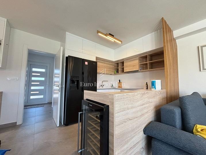 Mandre - una nuova casa con piscina vicino al mare