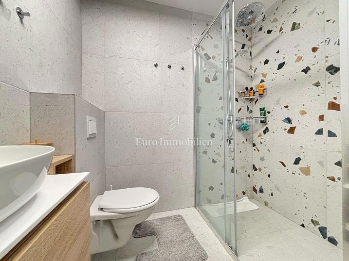 Mandre - una nuova casa con piscina vicino al mare