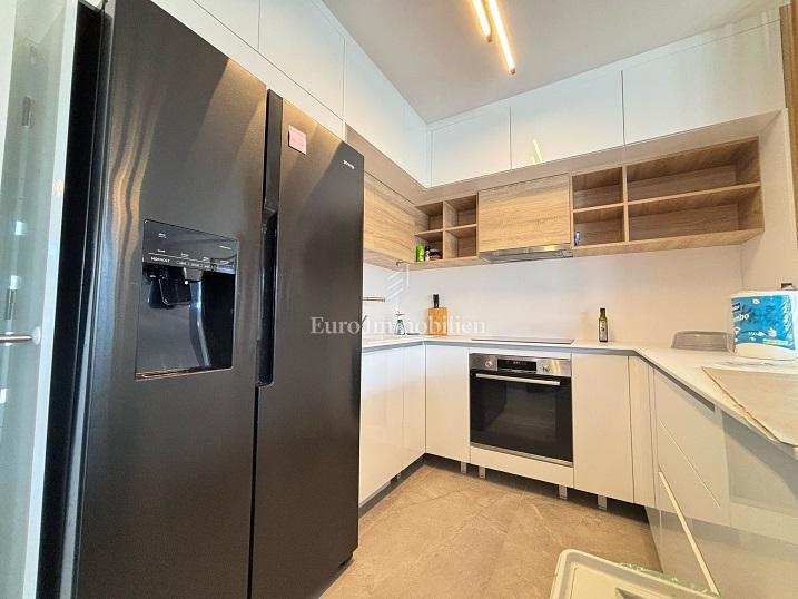 Mandre - una nuova casa con piscina vicino al mare