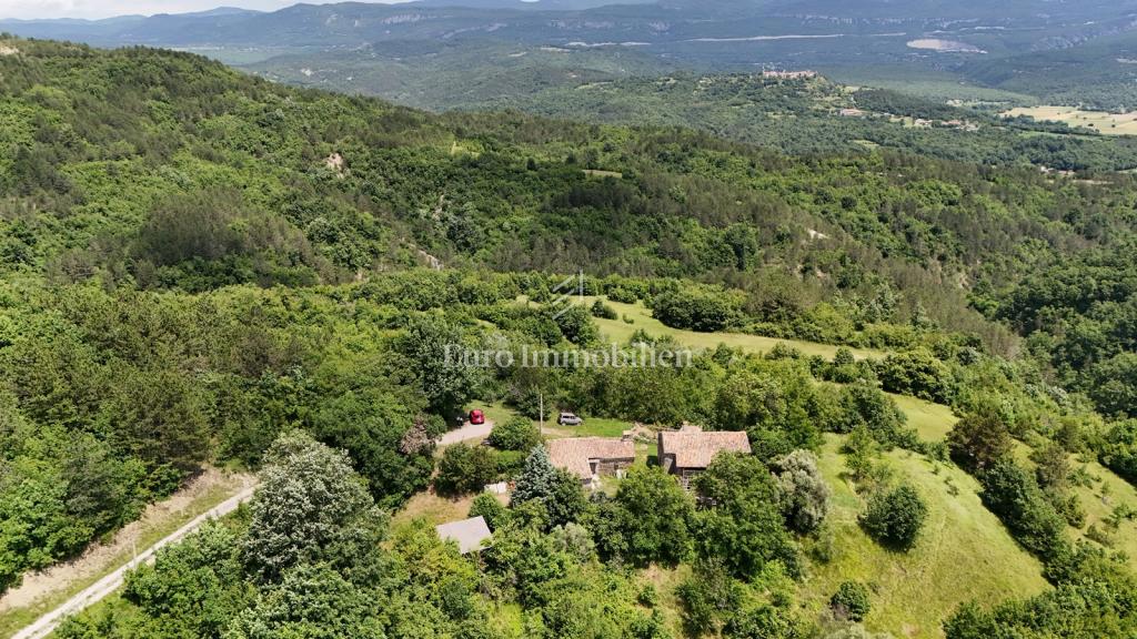Cerovlje - villaggio istriano con edifici in pietra