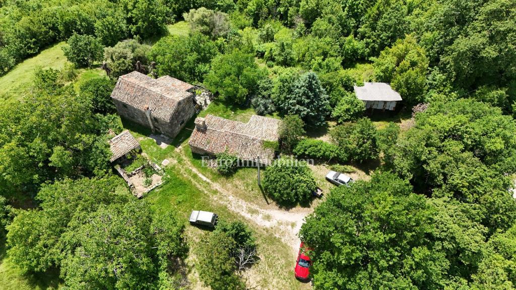 Cerovlje - villaggio istriano con edifici in pietra