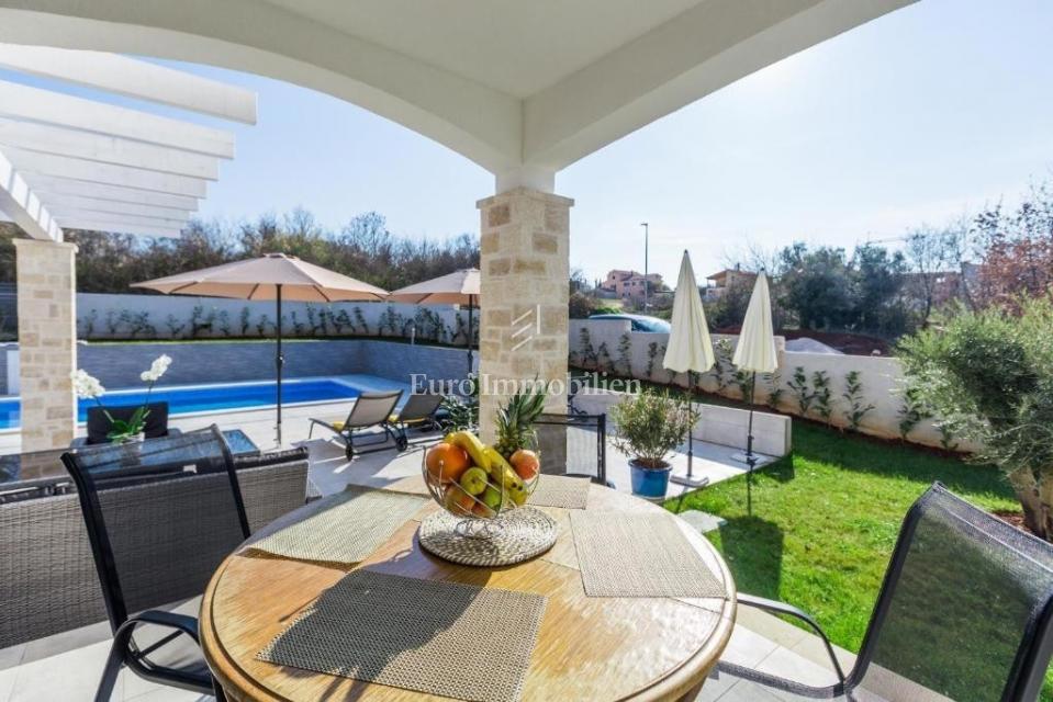 Parenzo - dintorni, villa con piscina