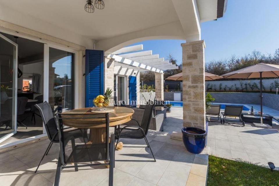 Parenzo - dintorni, villa con piscina