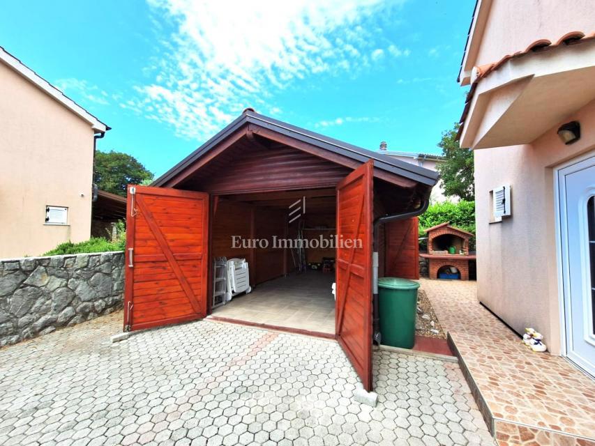 Isola di Krk - casa arredata con giardino e garage