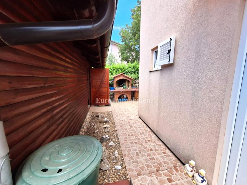Isola di Krk - casa arredata con giardino e garage