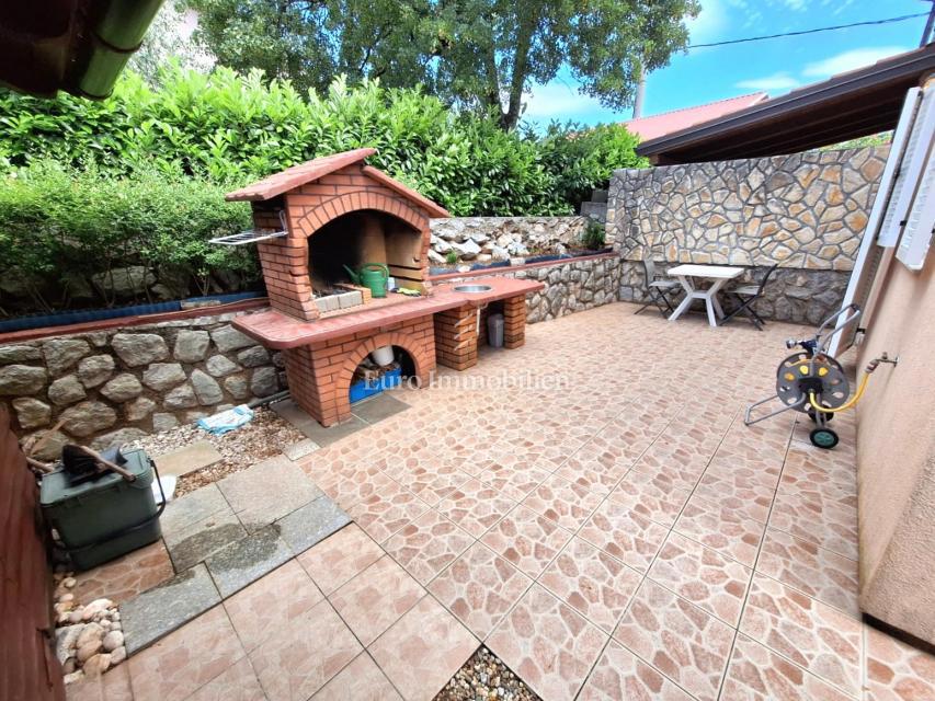Isola di Krk - casa arredata con giardino e garage