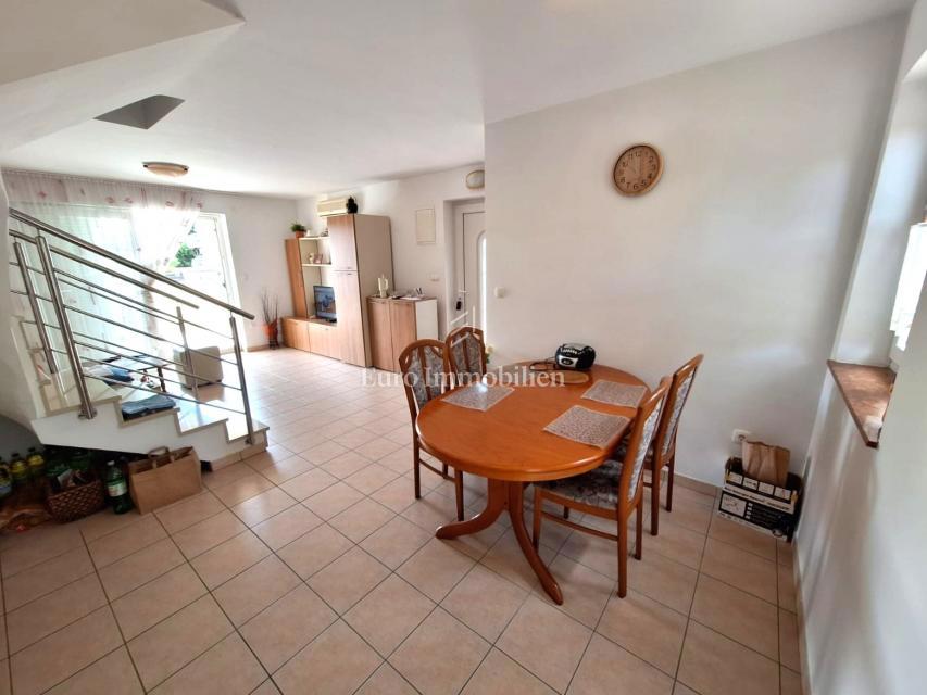 Isola di Krk - casa arredata con giardino e garage