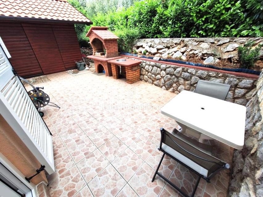 Isola di Krk - casa arredata con giardino e garage