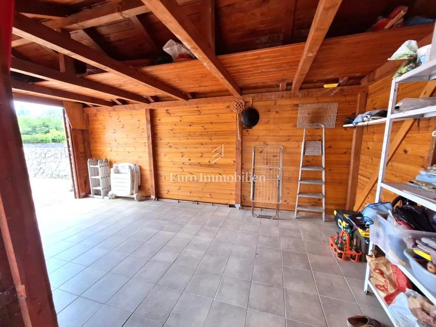 Isola di Krk - casa arredata con giardino e garage