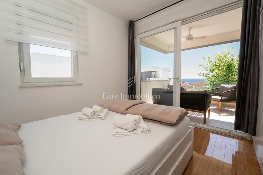 Novalja - appartamento con 2 terrazze, cortile con jacuzzi