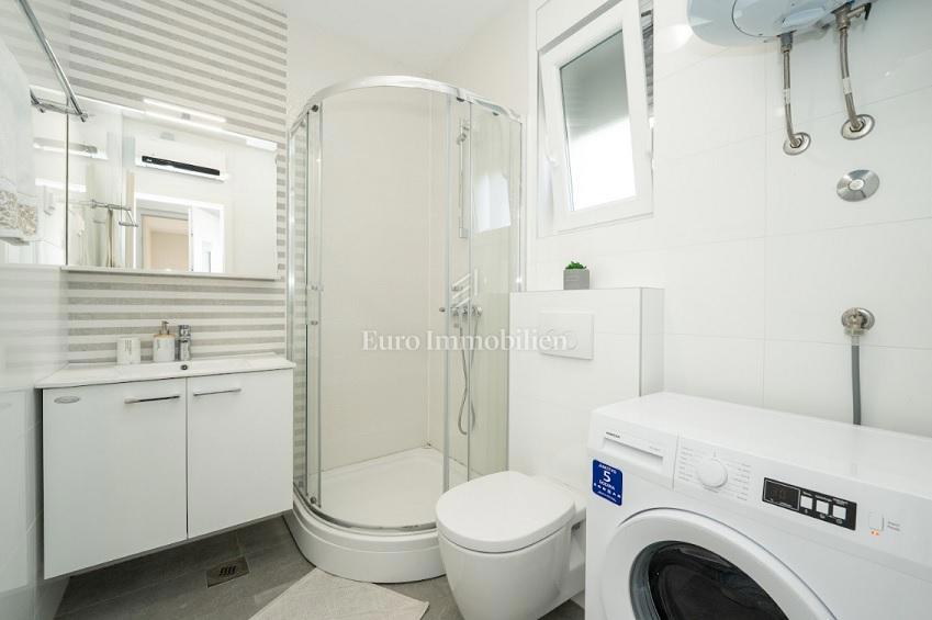 Novalja - appartamento con 2 terrazze, cortile con jacuzzi