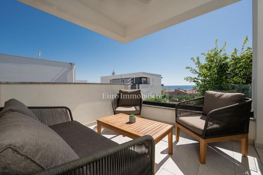 Novalja - appartamento con 2 terrazze, cortile con jacuzzi