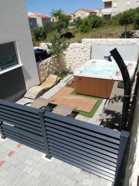 Novalja - appartamento con 2 terrazze, cortile con jacuzzi