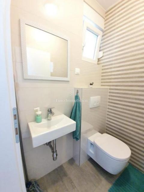 Novalja - appartamento con 2 terrazze, cortile con jacuzzi