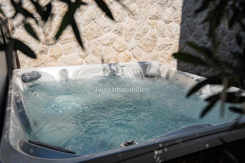 Novalja - appartamento con 2 terrazze, cortile con jacuzzi