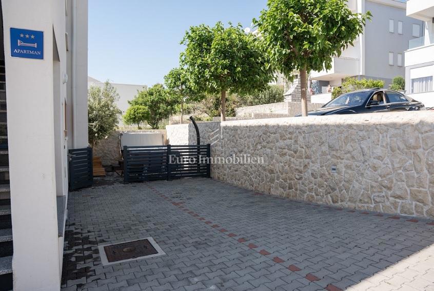 Novalja - appartamento con 2 terrazze, cortile con jacuzzi