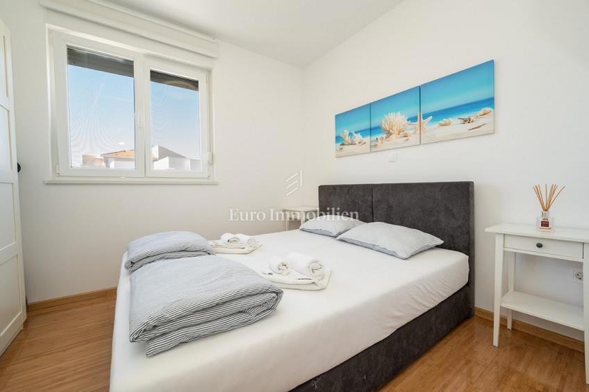 Novalja - appartamento con 2 terrazze, cortile con jacuzzi