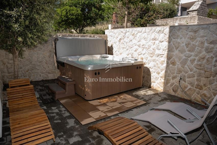 Novalja - appartamento con 2 terrazze, cortile con jacuzzi