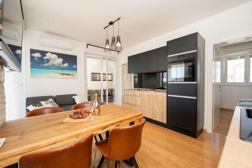 Novalja - appartamento con 2 terrazze, cortile con jacuzzi