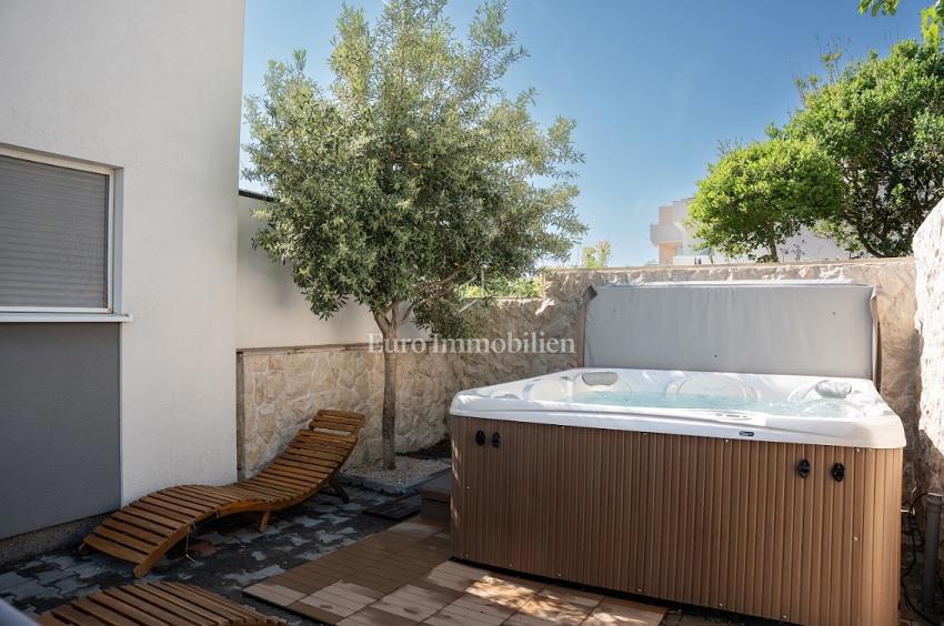Novalja - appartamento con 2 terrazze, cortile con jacuzzi