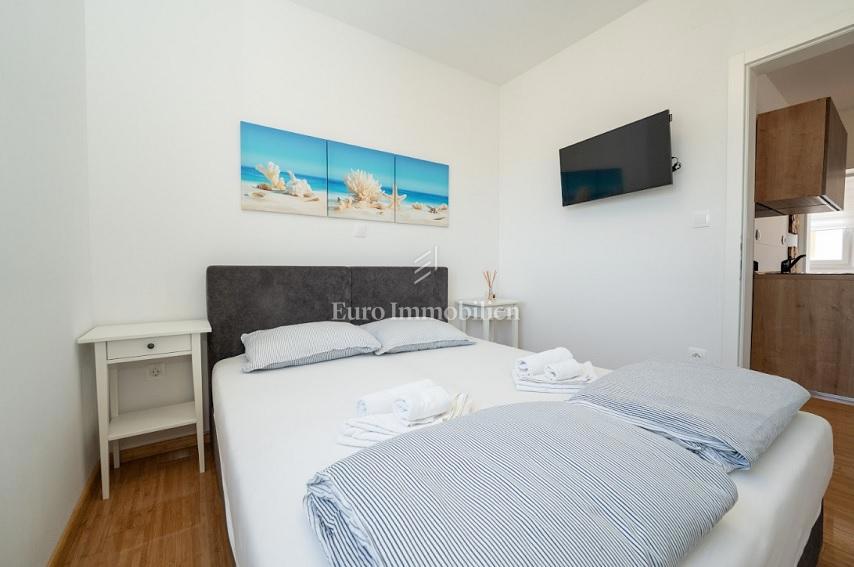 Novalja - appartamento con 2 terrazze, cortile con jacuzzi