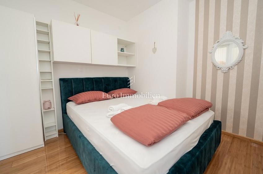 Novalja - appartamento con 2 terrazze, cortile con jacuzzi