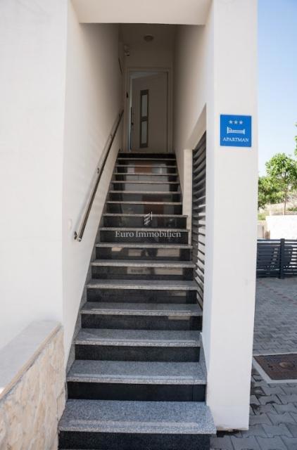 Novalja - appartamento con 2 terrazze, cortile con jacuzzi