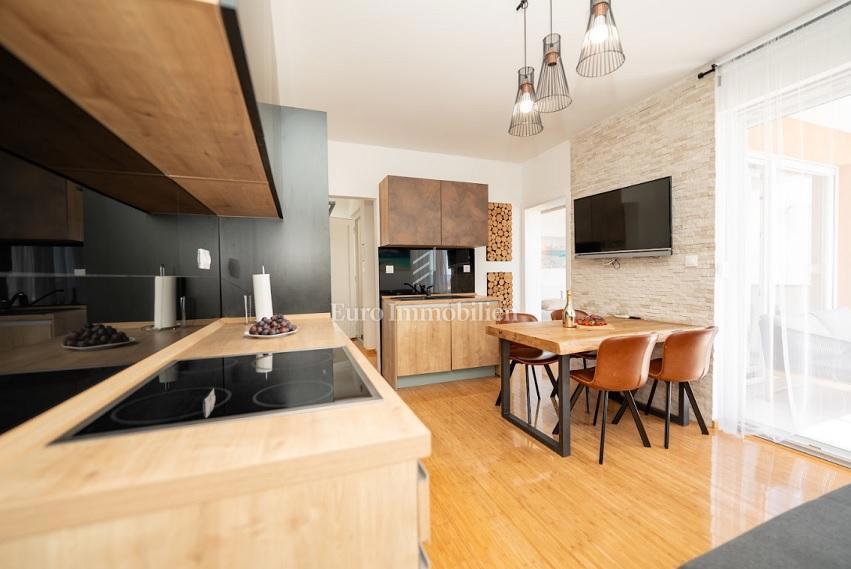 Novalja - appartamento con 2 terrazze, cortile con jacuzzi