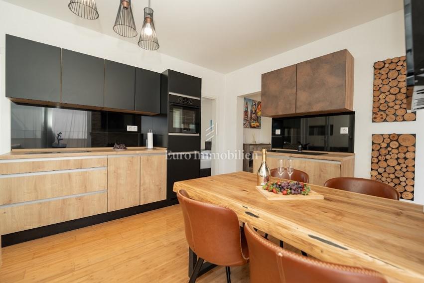 Novalja - appartamento con 2 terrazze, cortile con jacuzzi