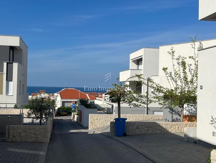 Novalja - appartamento con 2 terrazze, cortile con jacuzzi