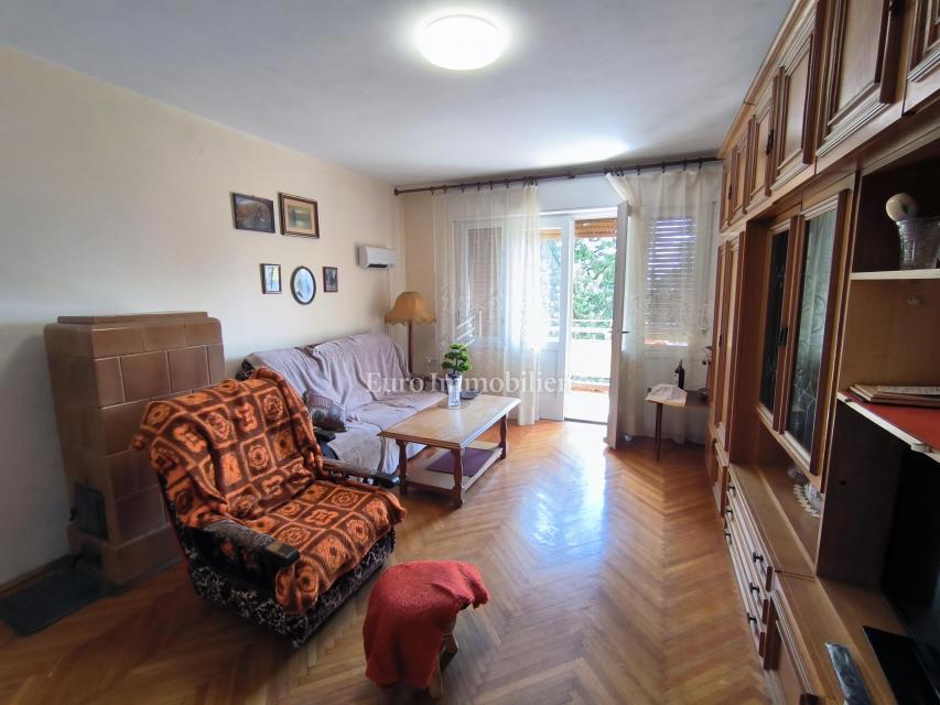 Rijeka - appartamento a Pećine con ampio balcone