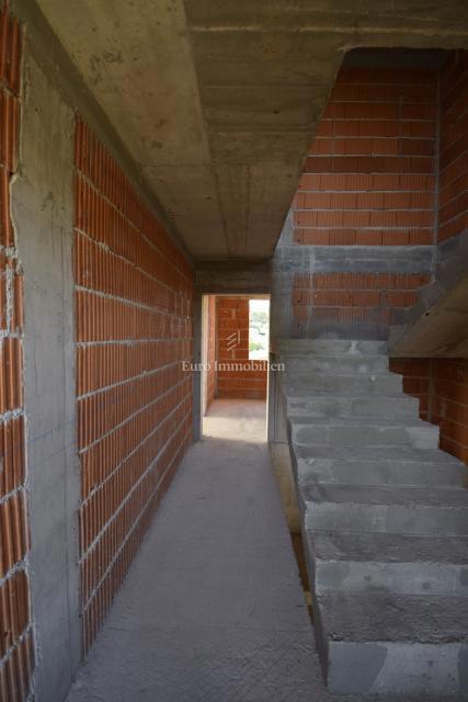 Brodarica-appartamento al primo piano vicino alla spiaggia