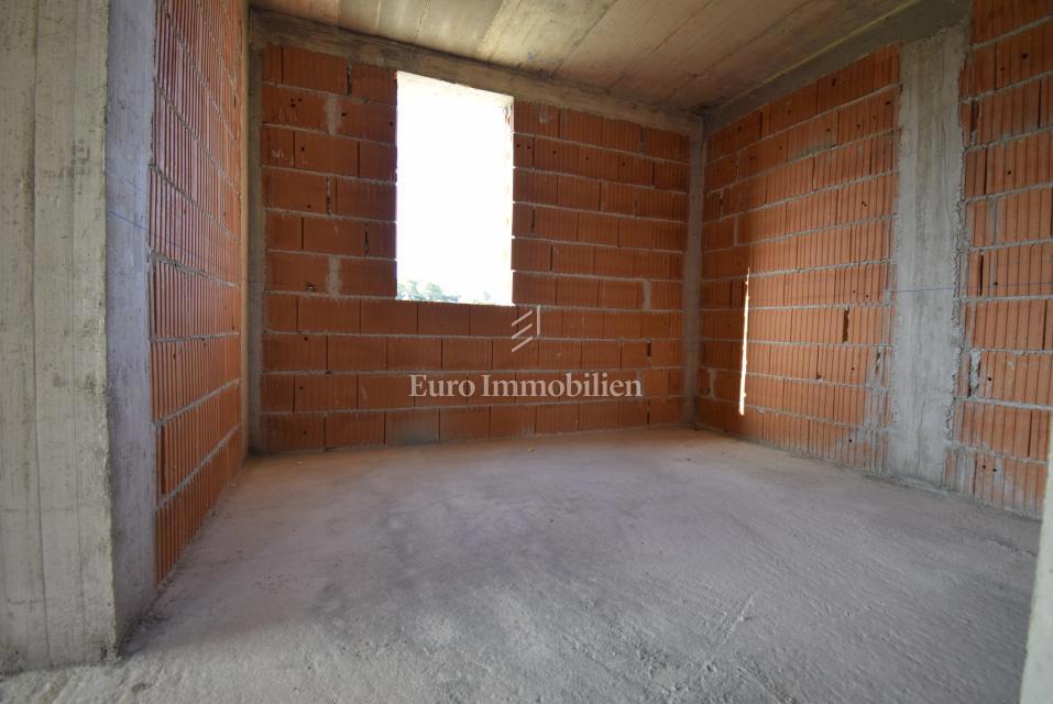 Brodarica-appartamento al primo piano vicino alla spiaggia