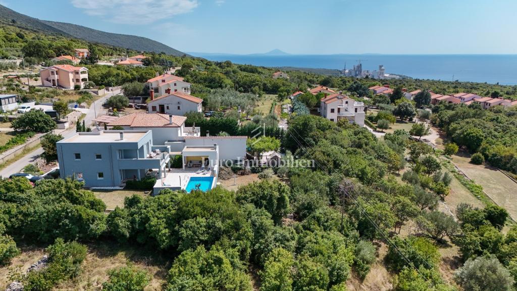 Istria - una villa con piscina e vista aperta sul mare