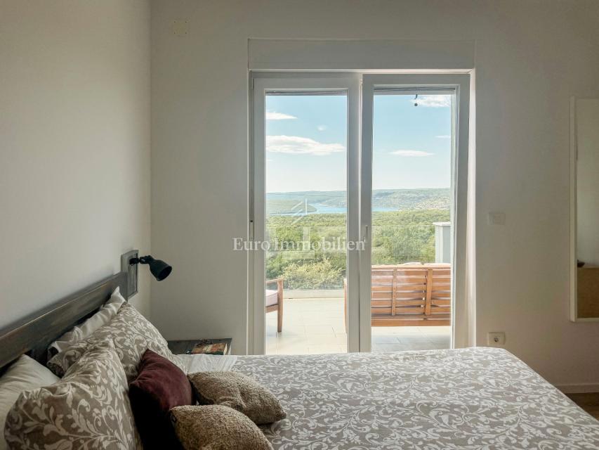 Istria - una villa con piscina e vista aperta sul mare