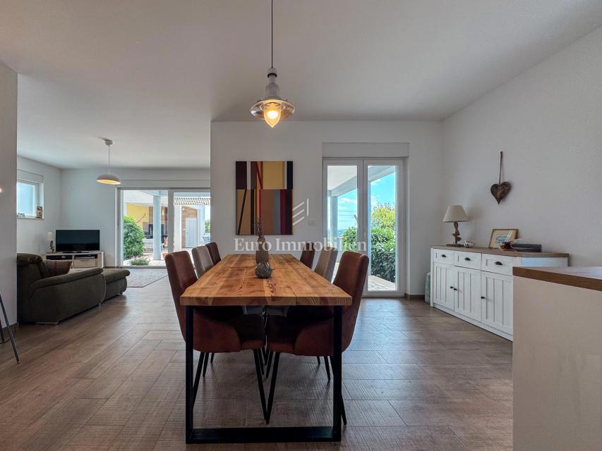 Istria - una villa con piscina e vista aperta sul mare