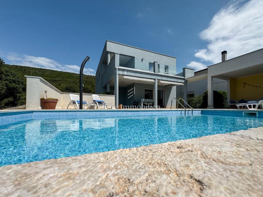 Istria - una villa con piscina e vista aperta sul mare