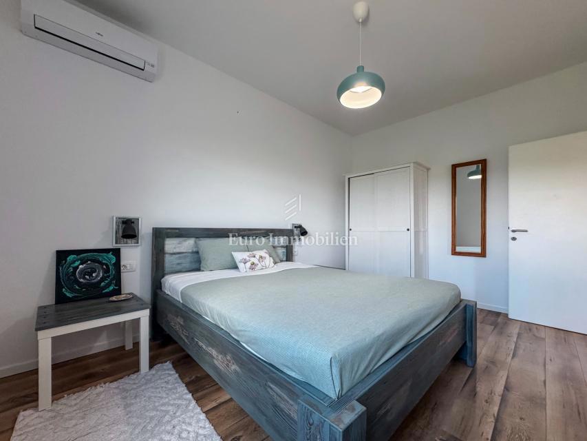 Istria - una villa con piscina e vista aperta sul mare