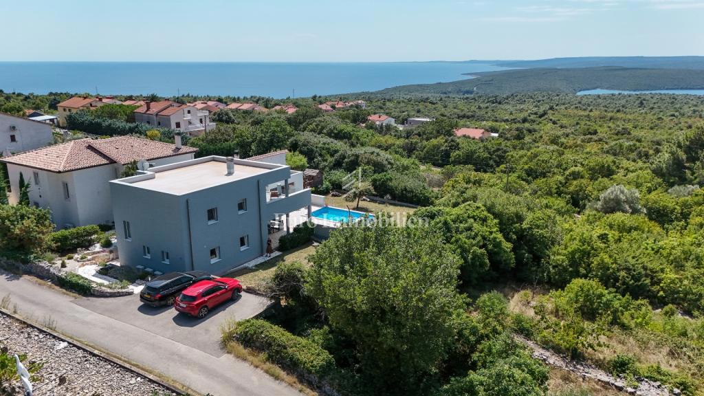 Istria - una villa con piscina e vista aperta sul mare
