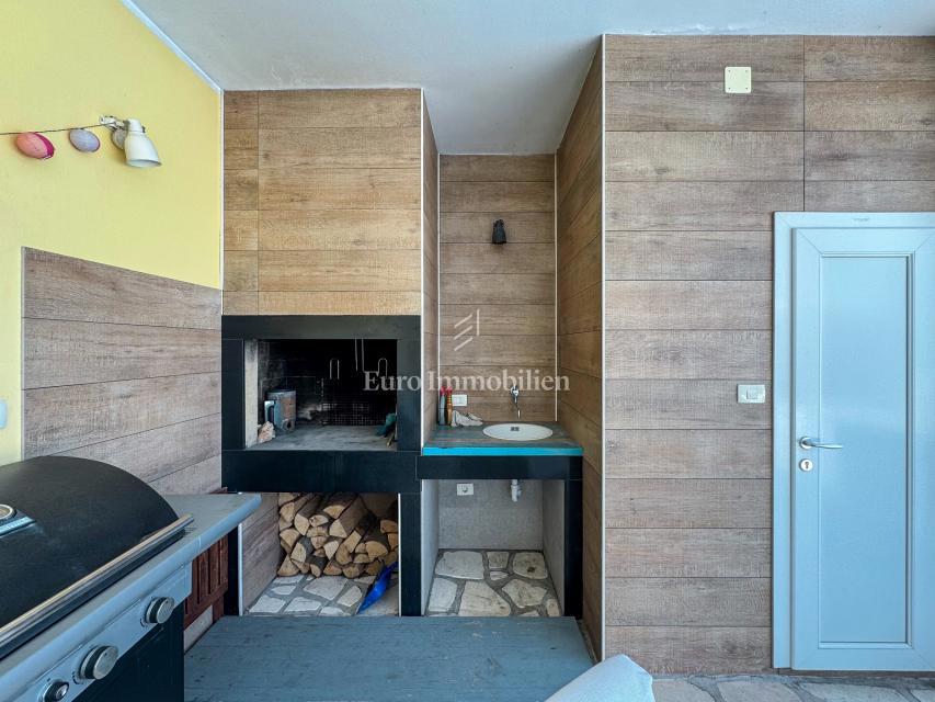 Istria - una villa con piscina e vista aperta sul mare